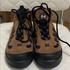 Nevado hiking boots
